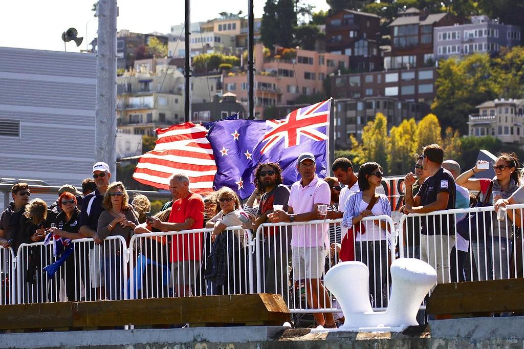 America’s Cup Day 4, San Francisco. Fans shoreside after Race 7 © Richard Gladwell www.photosport.co.nz